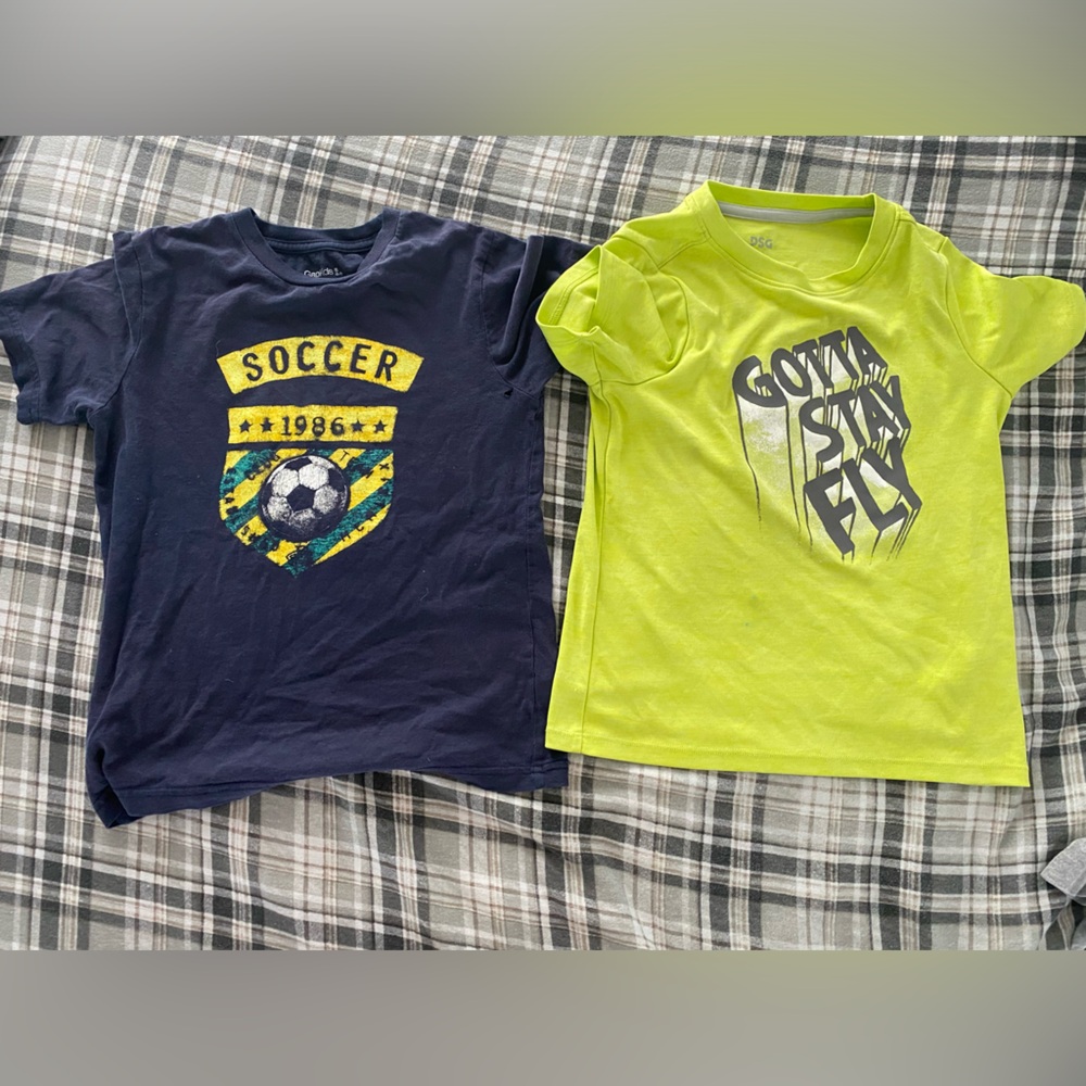 BOYS Set of two graphic t-shirts sizes 6-7 (XS)